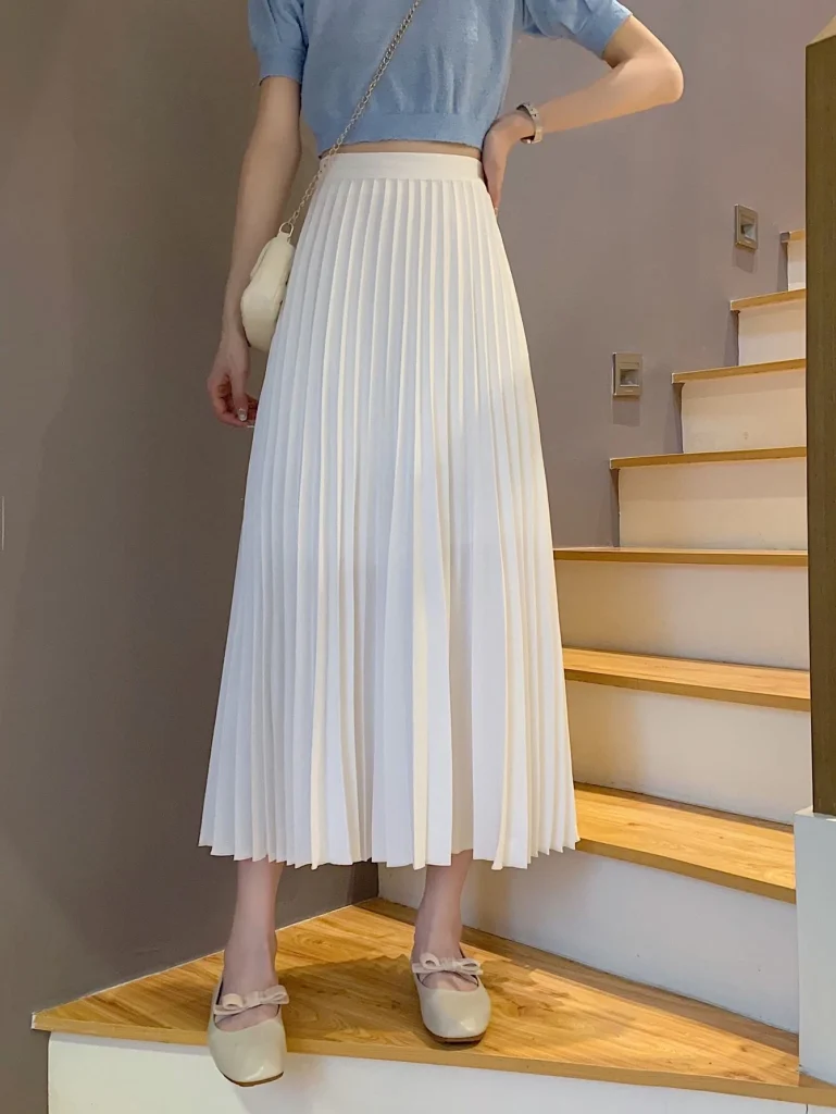 SHEINのホワイトプリーツロングスカート
