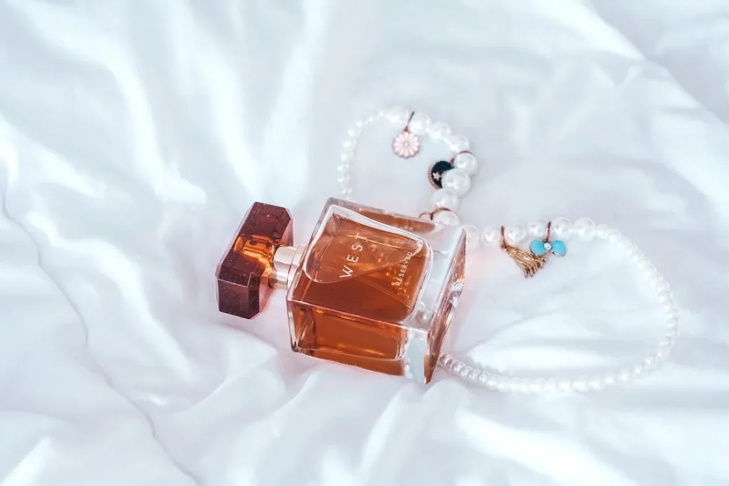香水の瓶と真珠のネックレス